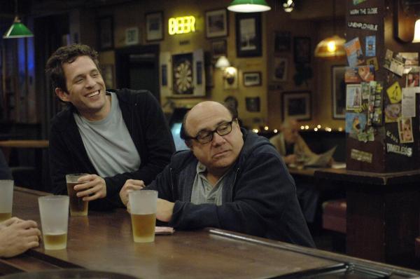 Bild 1 von 22: Dennis (Glenn Howerton, l.) sieht einem frisch entlassenen Sexualstraftäter zum Verwechseln ähnlich, was ihm zum Verhängnis wird und Frank (Danny DeVito, r.) große Sorge bereitet.