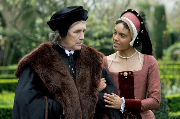 Bild 1 von 4: Bei einem Spaziergang mit Bess Oughtred (Maisie Richardson-Sellers) wird Cromwell (Mark Rylance) klar, dass ein Missverständnis vorliegt.