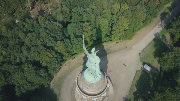 Bild 1 von 5: Sein Sieg in der Varusschlacht macht den Cheruskerfürsten Arminius zum germanischen Mythos.