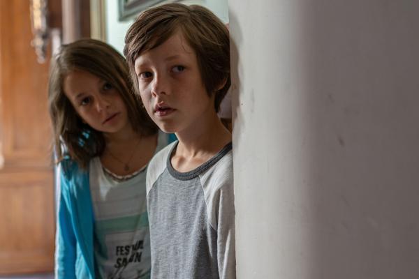 Bild 1 von 10: Max (Jona Eisenblätter) und Laura (Stella Brückner) entdecken Raphael (Alvar Goetze).