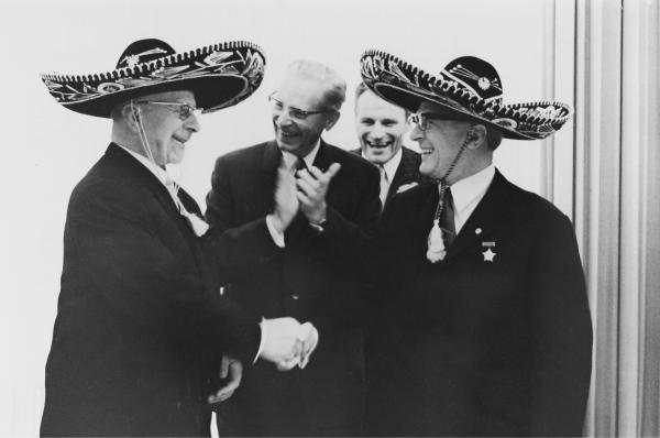 Bild 1 von 4: Nach außen zeigen sich Walter Ulbricht und Erich Honecker innig und locker wie zu den Olympischen Spielen von Mexiko 1968. Doch hinter den Kulissen intrigiert Honecker gegen Ulbricht.