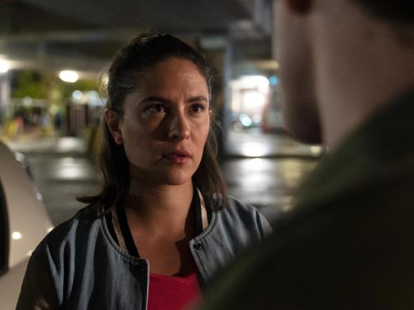 Bild 1 von 11: Im Bild: Ermittler Korbinian Kirchner (Jonathan Hutter, r.) befragt Thea Fichten (Amanda Da Gloria, l.) doch sie scheint Angst vor einer Aussage zu haben.