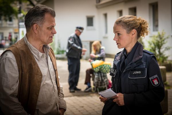 Bild 1 von 12: Franzi (Rhea Harder-Vennewald) kommt mit ihrer Befragung der Ladenbesitzer selbst bei dem direkten Nachbarn (Till Huster) von Nina Hell nicht weiter. Auch er will nichts gesehen haben.