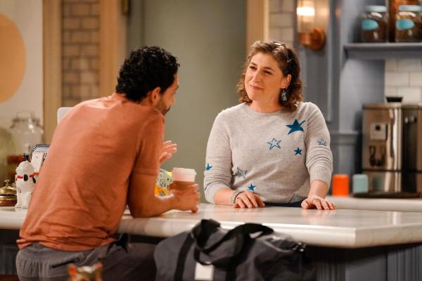 Bild 1 von 12: Oscar (Christopher Rivas, l.); Kat (Mayim Bialik, r.)