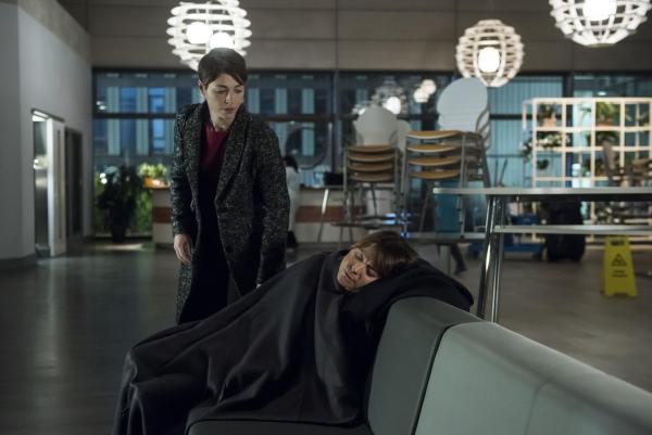 Bild 1 von 6: Dr. Theresa Koshka (Katharina Nesytowa, l.); Meike Lorenz (Julia Schmidt, r.)