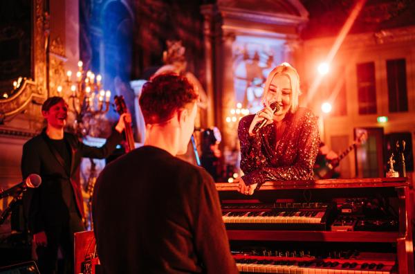 Bild 1 von 3: SWR3 Weihnachtskonzert mit Sarah Connor am 18.12.23 im Casino in Baden-Baden.