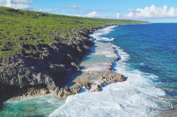 Bild 1 von 3: Die kleine Insel Niue im Südpazifik liegt unmittelbar östlich der Datumsgrenze ? gut 2.400 Kilometer nordöstlich von Neuseeland.