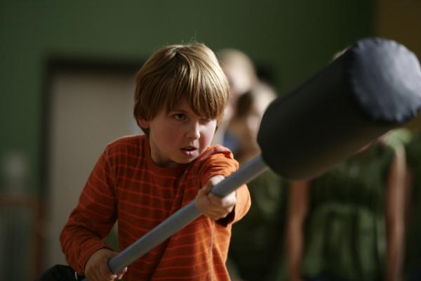 Bild 1 von 6: Pelle (Oscar Dietz) in der Sportstunde