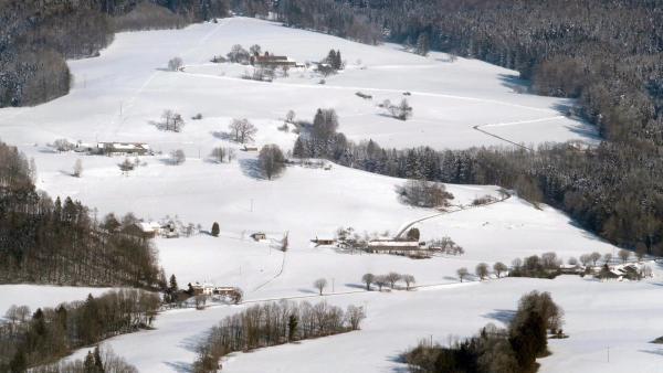 Bild 1 von 3: Im Bild: Die Höfe am Högl liegen zum Teil weit verstreut.