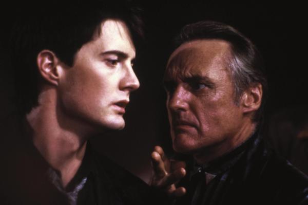 Bild 1 von 11: Ein abgetrenntes Ohr, eine mysteriöse Sängerin, ihr perverser Lover (Dennis Hopper, r.) - all das zieht den neugierigen Studenten Jeffrey (Kyle MacLachlan, l.) in einen Abgrund aus Sex und Gewalt ...