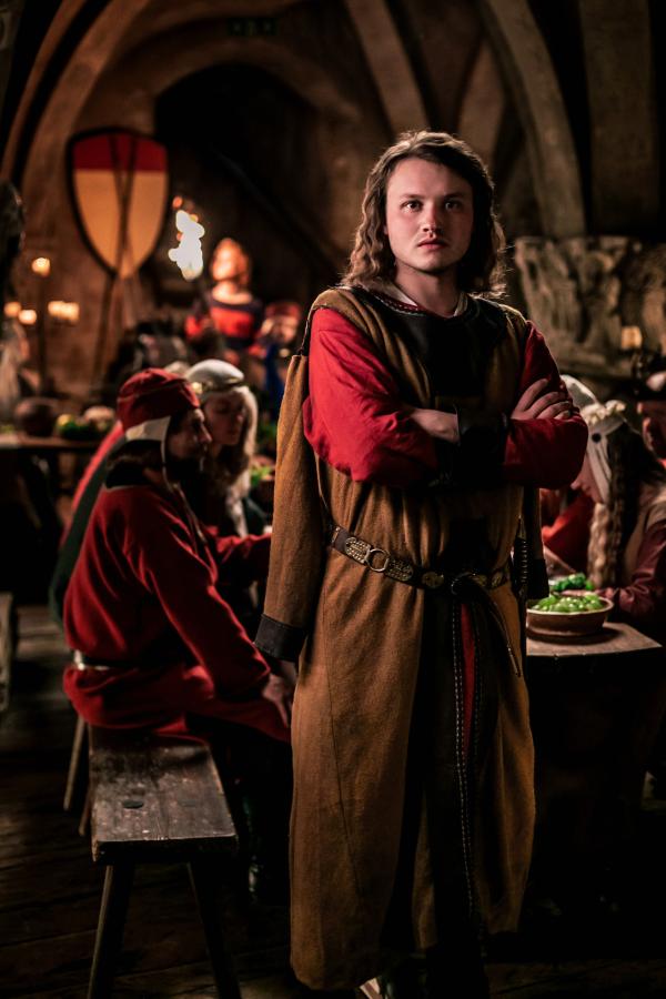 Bild 1 von 13: Festbankett auf Burg Münzenberg: Um den Fortbestand der von Münzenberg zu sichern, soll Eberhard(Paul Lux) so schnell wie möglich heiraten.