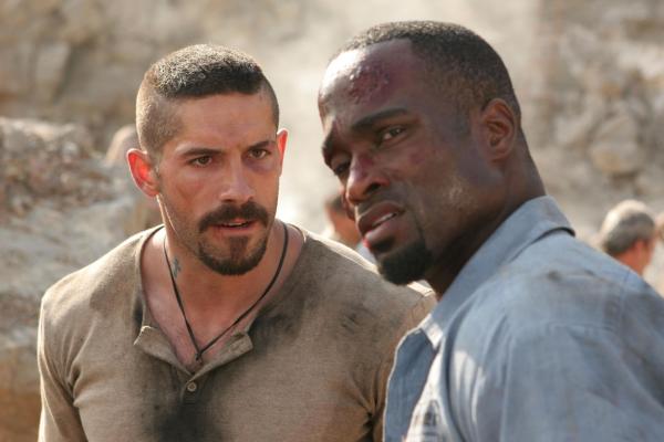 Bild 1 von 15: Während der Arbeit im Steinbruch freunden sich beiden Kontrahenten Boyka (Scott Adkins, l.) und Turbo (Mykel Shannon Jenkins, r.) an. Boyka entwickelt einen Plan, wie Turbo der Niederlage gegen den Kolumbianer entgeht, damit er nicht wie die anderen Verlierer erschossen wird ...