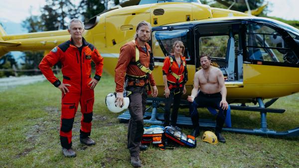 Bild 1 von 15: Bergführer Emil (Frederik Jan Hofmann, r.) hatte Glück, dass Markus (Sebastian Ströbel, 2. v. l.), Katharina (Luise Bähr, 2. v. r.) und Michi (Robert Lohr, l.) so schnell zur Stelle waren.