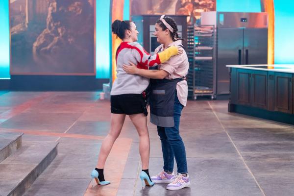 Bild 1 von 8: Evanna Lynch (l.); Lisa Altfest (r.)