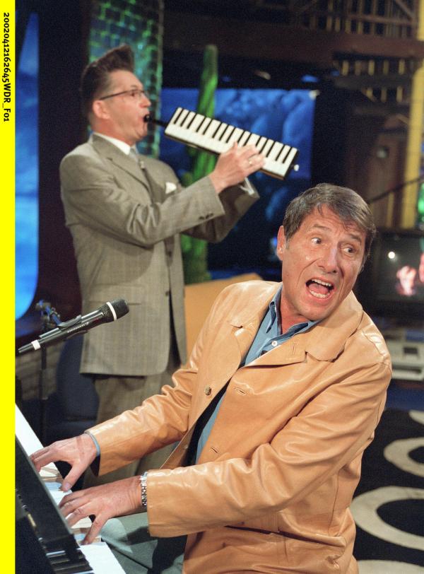 Bild 1 von 3: Sendung aus 2009: Endlich! Mit 67 Jahren wagt Udo Jürgens (r), der große Star der deutschen Pop-und Schlagerszene den mutigen Schritt und bewirbt sich um Aufnahme in die Wohngemeinschaft. - Hausmusik mit Götz Alsmann (l) und Udo Jürgens