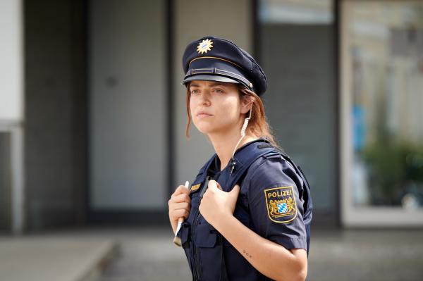 Bild 1 von 4: Skeptisch beobachtet Polizistin Strasser (Altine Emini), wie sich eine ältere Frau den Protestierenden anschließt. Was hat sie vor?