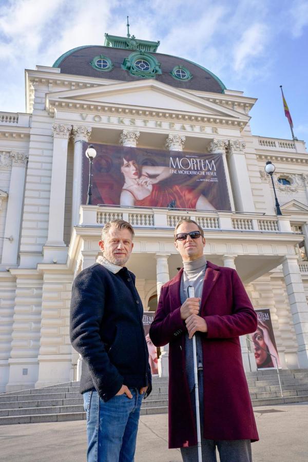 Bild 1 von 33: Im Bild (v.li.): Andreas Guenther (Niko Falk), Philipp Hochmair (Alexander Haller).