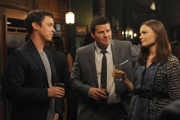 Bild 1 von 9: (v.l.n.r.) Lance Sweets (John Francis Daley); Seeley Booth (David Boreanaz); Temperance Brennan (Emily Deschanel)