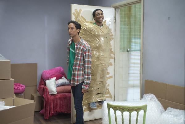 Bild 1 von 13: Die beiden Chaoten Abed (Danny Pudi, l.) und Troy (Danny Glover, r.) haben allen Grund zur Freude: Annie hat beschlossen, bei den ihnen einzuziehen ...