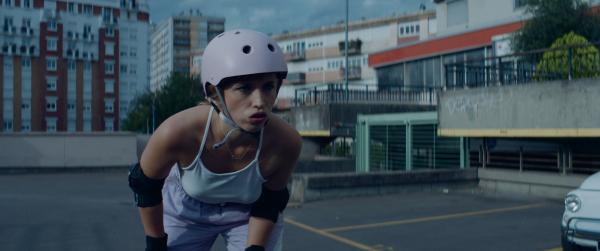 Bild 1 von 4: Während des Trainings ist Lola (Chloé Jouannet) ganz in ihrem Element. Doch es erwartet sie eine böse Überraschung.