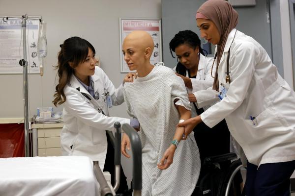 Bild 1 von 17: Im Bild (v.li.): Christine Chang (Dr. Agnes Kao), Marjan Nashat (Gillian Sorel), Freema Agyeman (Dr. Helen Sharpe), Olivia Khoshatefeh (Dr. Yasmin Turan).