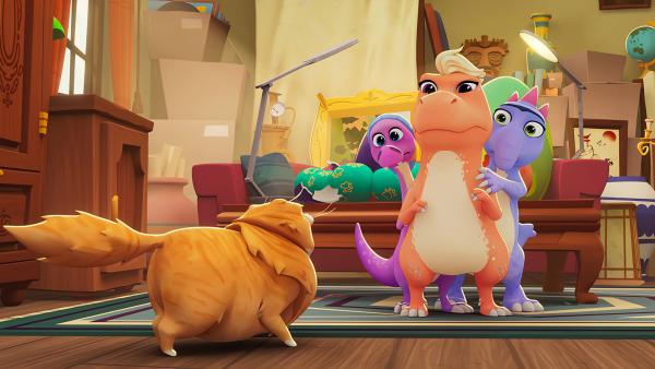 Bild 1 von 2: Die frisch geschlüpften Dinos Socke (links), Trina (Mitte) und Doris (rechts) machen Bekanntschaft mit Claras Kater.© KiKA/MACK Magic/Der Kinderkanal von ARD und ZDF, 2025- Honorarfreie Verwendung gemäß AGB im redaktionellen Zusammenhang mit genannter Sendung bei Nennung \