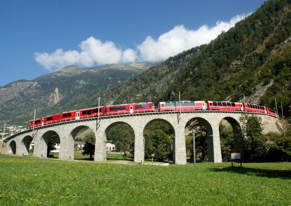 Bild 1 von 3: Bernina Express fährt über Brusio Viadukt.