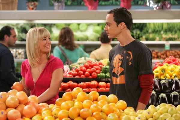 Bild 1 von 25: Als Sheldon (Jim Parsons, r.) für eins seiner neuen Experimente mit Penny (Kaley Cuoco, l.) Eier im Supermarkt einkaufen will, treibt er sie zur Verzweiflung ...