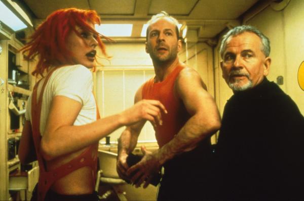 Bild 1 von 14: Leeloo (Milla Jovovich, l.), Cornelius (Ian Holm, r.) und Korben (Bruce Willis, M.) sind entschlossen, die vier rettenden Steine in ihren Besitz zu bringen. Mutig nehmen sie den Kampf gegen das Böse auf ...