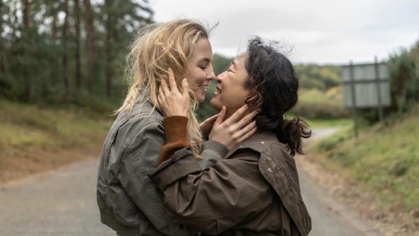 Bild 1 von 5: Eve (Sandra Oh, r.) und Villanelle (Jodie Comer, l.) sind endlich wieder vereint. Doch anstelle gemeinsam alles hinter sich zu lassen, haben die beiden noch einen Auftrag zu erfüllen.