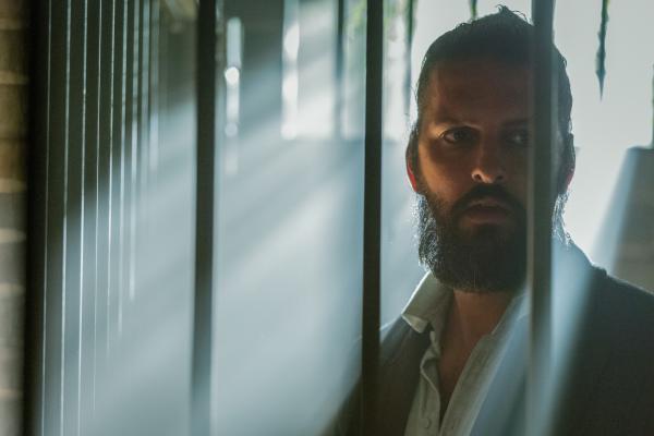 Bild 1 von 4: Nemo (Shazad Latif) landet auf der Insel Karajaan im Gefängnis.