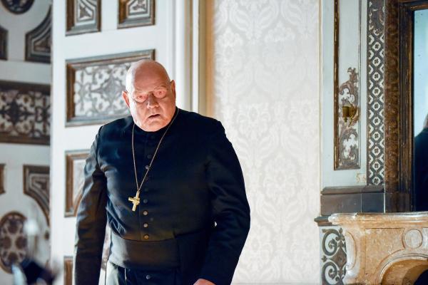 Bild 1 von 19: Im Bild: Stolpe teilt dem Weihbischof (Wolfgang Böck) mit, dass die Rechte an Schwester Hildegards Liebesroman verkauft wurden. Der Weihbischof ist sauer.