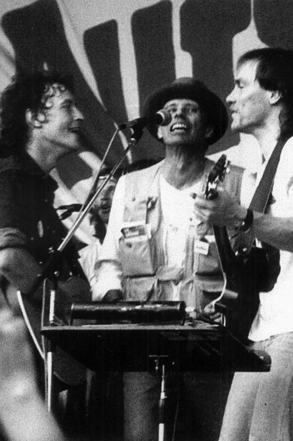 Bild 1 von 2: BAP 1982 mit Joseph Beuys.