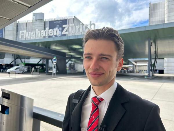 Bild 1 von 7: Check-In-Agent Niklas verdient in der Schweiz dreimal so viel wie in Deutschland.