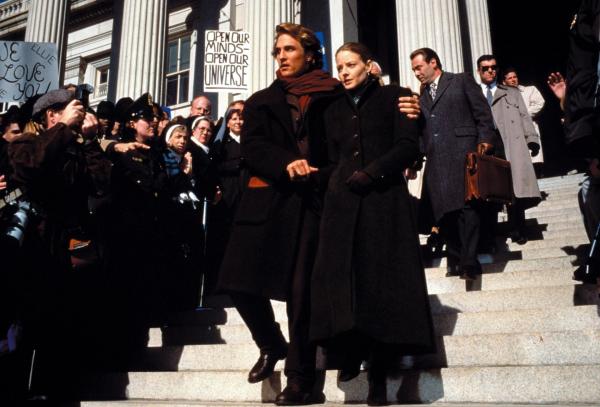 Bild 1 von 13: Gegen den Widerstand ihres Vorgesetzten Dave Drumlin und mit Hilfe von Palmer Joss (Matthew McConaughey, vorne l.) setzt sich Dr. Arroway (Jodie Foster, vorne r.) schließlich durch und darf als Repräsentantin der Menschheit mit der neukonstruierten Kapsel in die unendlichen Weiten des Weltraums vordringen ...