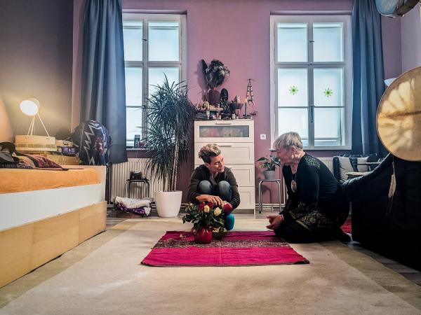 Bild 1 von 7: Im Bild: Nora Zoglauer trifft die Schamanin Lio Elfie Payer.