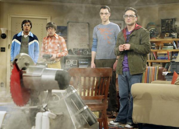 Bild 1 von 23: Der Killer-Roboter, den Leonard (Johnny Galecki, r.), Sheldon (Jim Parsons, 2.v.r.), Rajesh (Kunal Nayyar, l.) und Howard (Simon Helberg, 2.v.l.) gebaut haben, funktioniert nicht so wie erwünscht ...