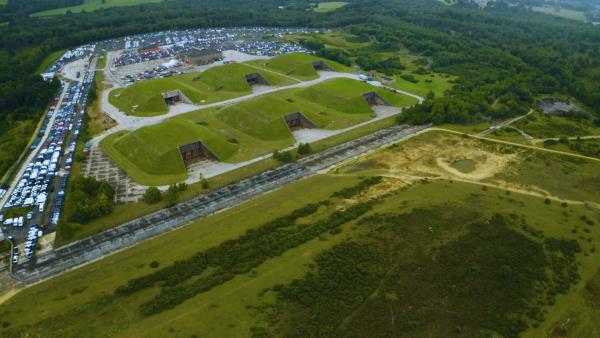 Bild 1 von 2: Dies ist Greenham Common: ehemaliger US-Militärflugplatz und strategischer Stützpunkt, gebaut für den möglichen Ernstfall, den Krieg gegen die Sowjetunion.
