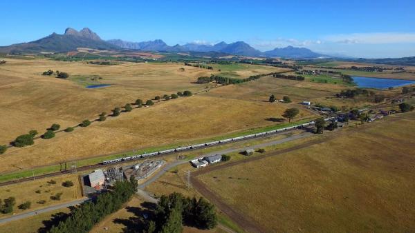 Bild 1 von 3: Ob Hügellandschaften oder Wüste, das stolze Südafrika hat einiges zu bieten. Auf der über 6.000 km langen Reise lässt sich die atemberaubende Natur entdecken.