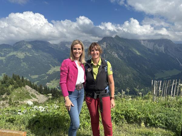 Bild 1 von 41: Von links: Sonja Weissensteiner mit Wanderführerin Daniela Schwendiger.
