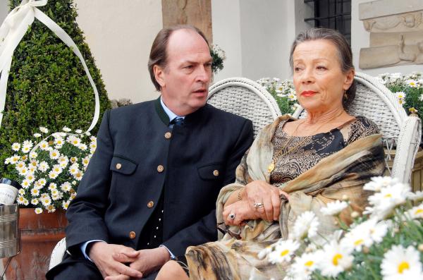 Bild 1 von 14: Konstantin (Herbert Knaup) und seine Mutter Dodo (Krista Stadler) beraten, wie sie das neue Familienmitglied Stella wieder loswerden könnten.