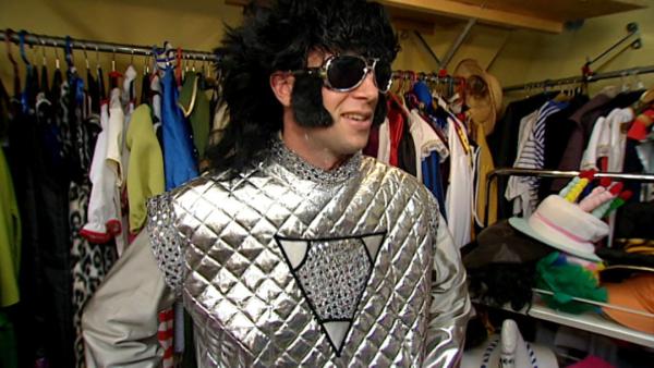 Bild 1 von 4: Die Freundinnen Grid, Heike und Anke betreiben einen Glückwunschboten-Service. Der Kostümverleih braucht mehr Platz. Experte Antoine (Foto) Richard soll helfen.