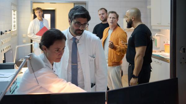 Bild 1 von 15: Dr. Birol (Idil Üner, 2.v.l.) und Dr. Schmidtke (Maximilian Grill, 3.v.l.) betrachten auf dem Monitor die Entdeckung, die Dr. Neiss (Patrick Kalupa, 2.v.r.) auf einem Röntgenbild gemacht hat.