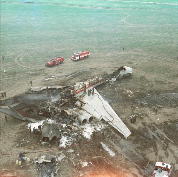 Bild 1 von 7: In Berlin Schönefeld brennt 1989 ein Passagierflugzeug der DDR-Airline Interflug aus. 21 Menschen sterben. Was war die Ursache: ein technischer Fehler oder menschliches Versagen? Die Hintergründe des Unglücks kommen erst nach dem Mauerfall ans Licht.