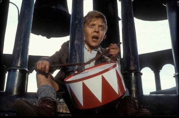 Bild 1 von 4: Von einem Glockenturm aus beobachtet der kleine Oskar Matzerath entsetzt das Treiben der Erwachsenen unten in den Straßen der Stadt.