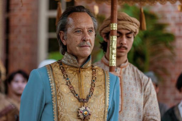 Bild 1 von 4: Auf der Insel Karajaan bereitet der Radscha (Richard E. Grant, im Vordergrund) der Nautilus-Crew einen freundlichen Empfang.