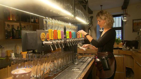 Bild 1 von 2: Im Bild: 15 Biersorten vom Zapfhahn. Wirtshausbrauerei in Bozen.