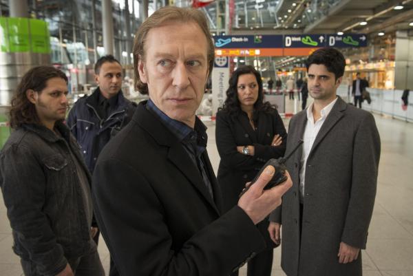 Bild 1 von 31: Andreas (Maximilian Grill, r.) gerät im LKA unter starken Druck, weil er verdächtigt wird, mit dem mordverdächtigen Mick unter einer Decke zu stecken. Für Lutz (Adam Bousdoukos, l.) und Bremme (Oliver Stritzel, M.) die Chance, ihn auf Abstellgleis zu schieben. Nur Anja (Yangzom Brauen, 2.v.r.) scheint auf seiner Seite zu stehen ...