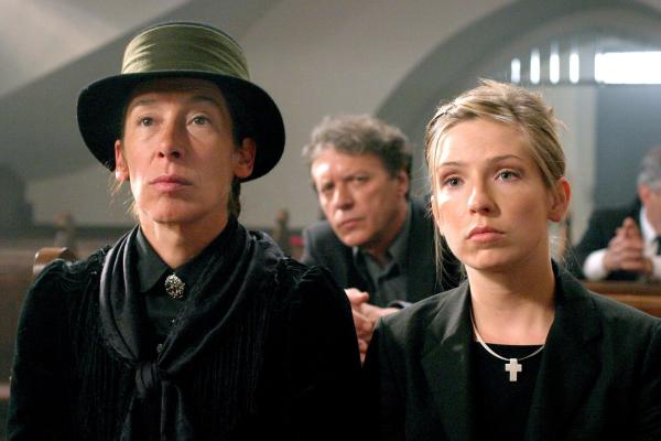 Bild 1 von 14: Im Bild (v.li.): Adele Neuhauser (Julie), Helmut Berger (Josef Hauser), Martina Poel (Sabine).