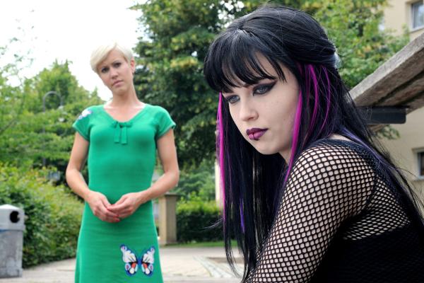 Bild 1 von 1: Drama um Gothic-Clique: Klara (Wolke Hegenbarth, links) muss Monique Wollenweber (Marija Mauer) sagen, dass ihr Freund Andi tot aufgefunden wurde.